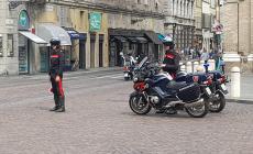 Ruba il cellulare e chiede soldi per restituirlo: 37enne arrestato