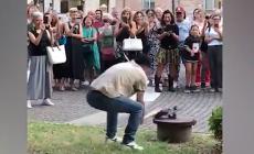 Medico di Guastalla va in pensione e in piazza distrugge il telefono a mazzate - Video 