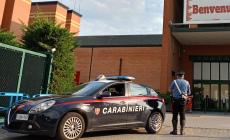 Ruba in un negozio, fuga violenta viene bloccato dalla guardia giurata: arrestato un 37enne 
