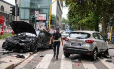 Morto il 18enne travolto da un'auto sul marciapiede a Milano. Indagini per omicidio stradale