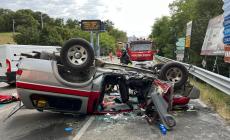 Scontro fra due auto vicino all'ingresso del casello di Borgotaro, una si ribalta: due feriti