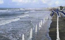 59enne muore per salvare due ragazze dall'annegamento a Latina