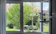 Lanciano sassi nelle finestre lasciate aperte poi scappano