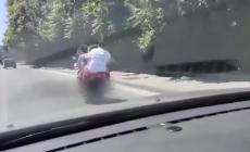 Famiglia intera (5 persone) sullo stesso scooter va al mare. Senza casco... - Video