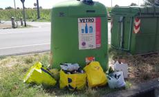 La campana del vetro in via Mantova è strapiena. Ma nessuno la svuota
