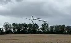 L'impressionante crollo della gigantesca  turbina eolica dopo una raffica di vento - Video