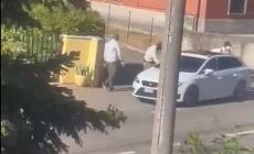 I ladri escono dalla villa e risalgono sull'auto comodamente parcheggiata in pieno giorno - L'incredibile video del sindaco di Sorbolo Cesari