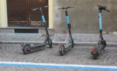 «Ma i monopattini parcheggiati nelle righe blu devono pagare?»