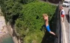 Si tuffa dal ponte di Furore sulla Costiera amalfitana, il video diventa virale e viene segnalato alla polizia