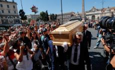 L'addio a Michela Murgia: lunghi applausi alla Chiesa degli artisti, ci sono anche Elly Schlein e Roberto Saviano  - Foto 