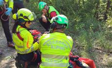Cade con la bici in una scarpata e si ferisce: soccorsi a Ozzano Taro