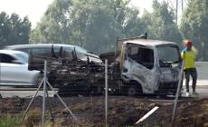 Camioncino in fiamme in A1: nessun ferito ma lunghe code all'altezza di Parma - Video 