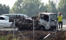 A1, camioncino in fiamme vicino al casello di Parma - Video