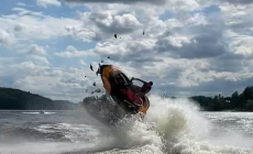 Scontro frontale tra moto d'acqua, il video impressionante diventa virale