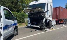 Scontro auto-camion in via La Spezia a Lemignano: ferito un 64enne - Video 