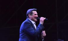 Tony Hadley cade in camerino (frattura) ma tiene il concerto a Palmi - Video 