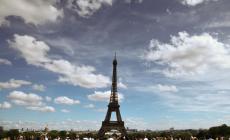 Si lancia con il paracadute dalla torre Eiffel, arrestato