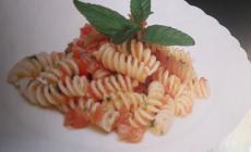 Fusilli al pomodoro crudo e basilico. Ricetta facile? Contano i dettagli...

