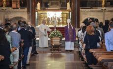 Fiori bianchi, famiglia e colleghi ai funerali di Francesco Alberoni in Sant'Ambrogio a Milano