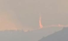 Vento e fiamme a Tenerife stanno producendo dei vortici di fuoco: i tornado de fuego - Video