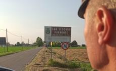 Tensione tra vicini di casa, donna colpisce una gatta con un bastone. Denunciata