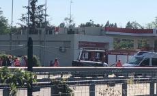 Parma, un'auto si ribalta sulla Tangenziale Sud  dopo lo scontro con un camion. Tangenziale chiusa  e lunghe code anche in via Spezia. In serata la situazione si è normalizzata
