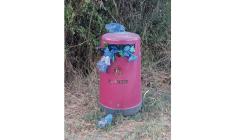 Cestini dei rifiuti strapieni (e maleodoranti) a Gaione