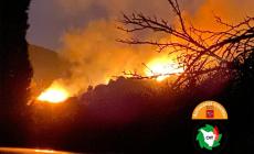 Incendio all'Elba, elicotteri in azione, in arrivo Canadair. Evacuato un campeggio