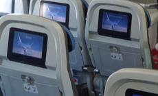 Bimbi vivaci,  lite in volo: l'aereo per Roma torna a Olbia appena decollato