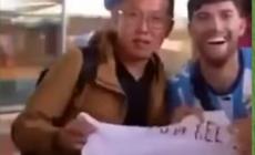 Nessun acquisto nel calciomercato, i tifosi del Malaga protestano (ridendo) accogliendo in festa degli sconosciuti all&rsquo;aeroporto - Video