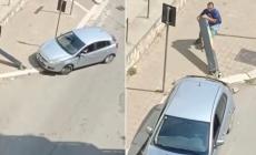 Un uomo sradica un parcometro a Cerignola e lo carica in auto - Video