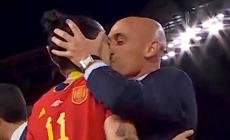 Bacio in bocca alla campionessa: Rubiales si dimette dalla presidenza della Federcalcio spagnola