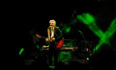 Suona, canta e improvvisa: Morgan entusiasma il pubblico