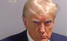 Trump arrestato,  schedato e  foto segnaletica  che passerà alla Storia. "Non ho fatto nulla di male"