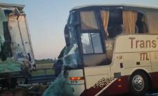A4, scontro tra bus e tir: il bilancio è di 15 feriti - due gravi - di cui 7 minorenni 