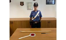 Padre e figlia si minacciano con bastone e coltello per un parcheggio: denunciati