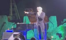 "Siete dei bifolchi", Morgan insulta il pubblico (anche con frasi omofobe) a Selinunte: poi le scuse social