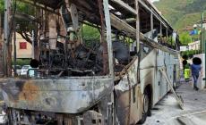 Sfonda il cancello del Comune con un pullman, poi incendia il mezzo: paura a Pozzuoli 