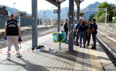  Ucciso a coltellate a 23 anni davanti alla madre a Lecco: si cercano due uomini 
