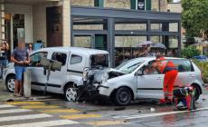 Violento tamponamento in pieno centro a Collecchio: tre auto coinvolte, tre feriti, due al Maggiore - Foto