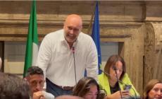Terni, l'ultima del sindaco Bandecchi mentre si discute di violenza di genere: "Un uomo guarda il c..o di una donna e  forse ci prova".  Le minoranze lasciano l'aula
