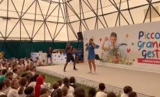 Sara Fantini scatenata al microfono fa cantare i bambini di Giocampus - Video