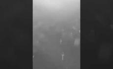 Le spaventose immagini della fortissima tromba d’aria che si è abbattuta a Jesolo e ha distrutto una porzione di spiaggia - Video