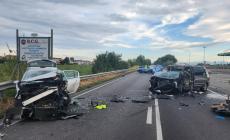 Spaventoso frontale sulla tangenziale di San Polo di Torrile: tre feriti - Le foto