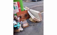 Le campane del vetro prese per discariche: una  montagna di rifiuti in via Digione - Fotogallery