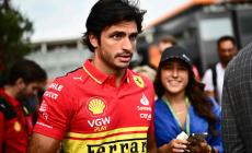 Milano, rubano l'orologio da 500mila euro a Sainz in via della Spiga dopo il Gp di Monza. Già presi i rapinatori