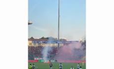 Fumogeni in campo durante il derby: arrivano le sanzioni per il Parma e la Reggiana