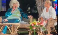 Gli auguri di Simona Ventura e Giovanni Terzi a Mauro Coruzzi dopo il suo ritorno al talk in pubblico a Milano Marittima