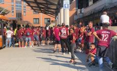 Arrivati i  pullman del Parma e della Reggiana al Tardini, in stazione l'arrivo dei tifosi reggiani - Video