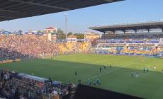 Il boato della Nord all&rsquo;ingresso in campo del Parma (e i fischi per i giocatori della Reggiana) - Video 